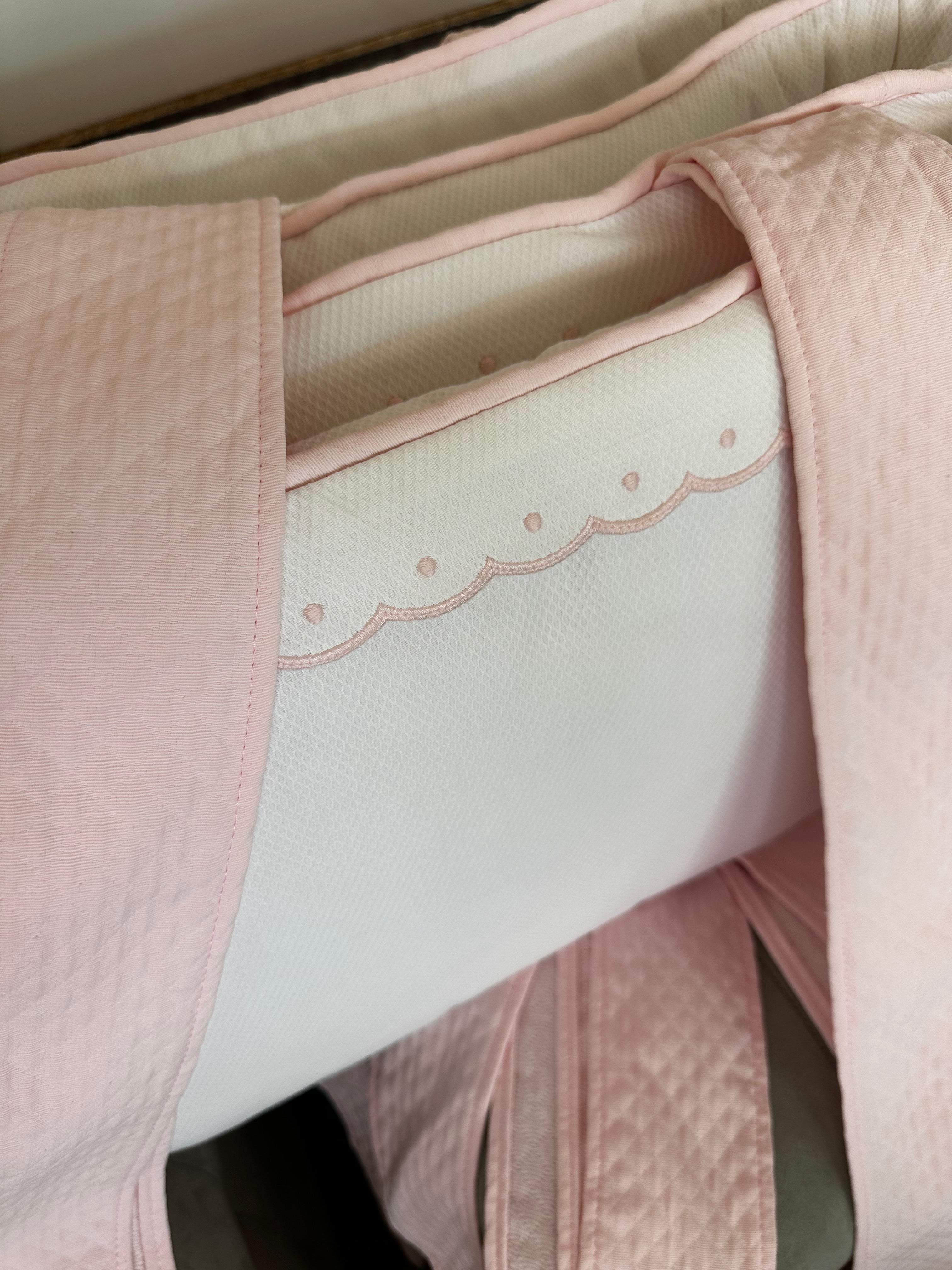 BUMPER con tira bordada para cuna medida colchón 1.30x0.70cm